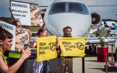 Une centaine d’activistes climatiques bloquent des jets privés lors du plus grand salon européen pour protester contre la mégapollution du luxe