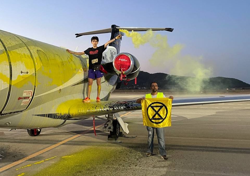 Jets privés et yachts, la fête est finie : des activistes se collent à un jet privé à Ibiza
