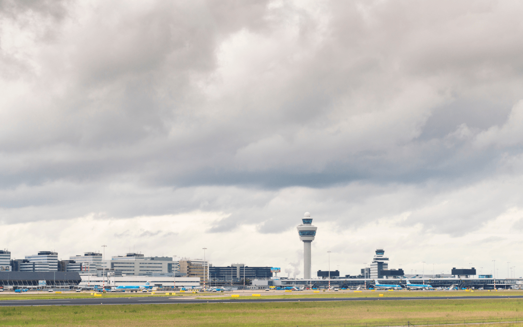 L’aéroport d’Amsterdam-Schiphol publie deux études préconisant une forte baisse du trafic aérien